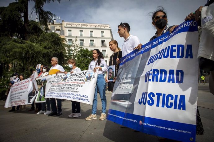 Familiares de marineros fallecidos sostienen pancartas y fotografías en una concentración, a las puertas del Congreso de los Diputados, a 8 de junio de 2022, en Madrid (España). Los familiares de las 21 víctimas del naufragio del pesquero gallego 'Villa