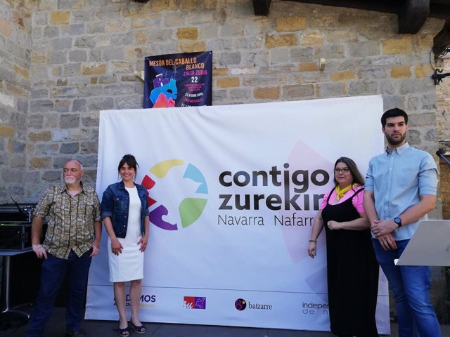 Txema Noval, Begoña Alfaro, Olga Risueño y Carlos Guzmán desvelan el logo de 'Contigo Navarra', confluencia entre Podemos, IUN, Batzarre e Independientes.