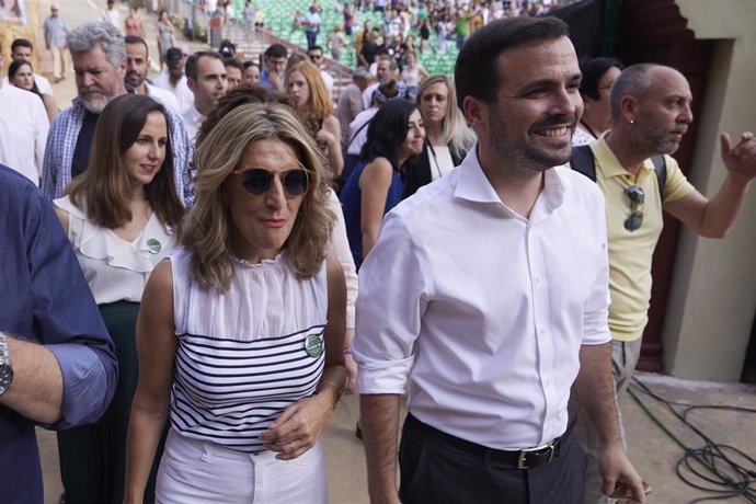 La candidata de Por Andalucía a la presidencia de la Junta de Andalucía, Inmaculada Nieto, (2d) junto a el ministro de Consumo y coordinador federal de IU, Alberto Garzón, (d) la vicepresidenta segunda del Gobierno, Yolanda Díaz, (2i) y la ministra de D