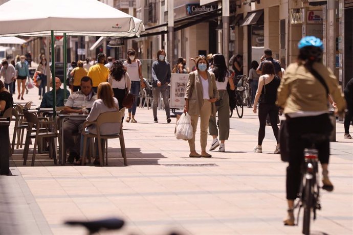 Archivo - Personas paseando con mascarillas y sentadas en terrazas en una céntrica calle de Vitoria-Gasteiz, Álava, País Vasco (España),