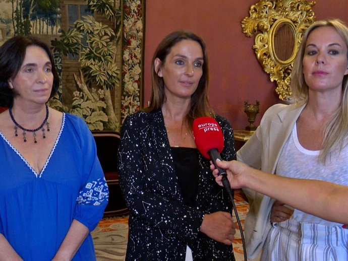Casilda y Lucía, hijas de Paco de Lucía y su viuda, Gabriela Cansenco