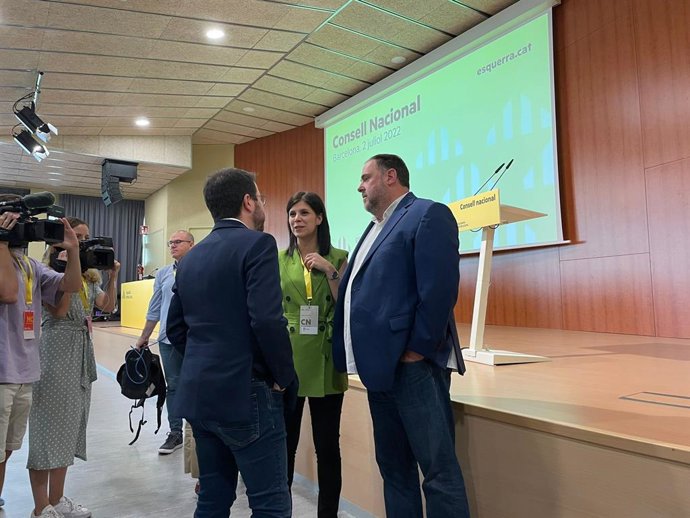El líder d'ERC, Oriol Junqueras, al costat de Marta Vilalta i Pere Aragons durant el Consell Nacional d'ERC a Barcelona