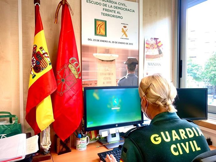 Una agente de la Guardia Civil investiga desde un ordenador.