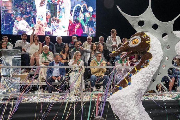 Celebración del Coso Blanco 2022 en Castro Urdiales, con la asistencia de Miguel Ángel Revilla y Pablo Zuloaga.