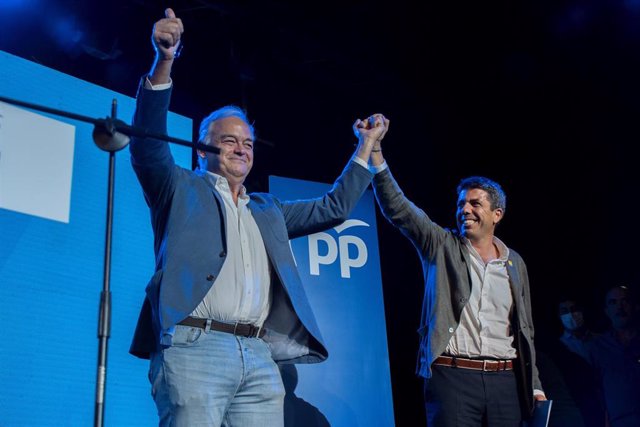 El vicepresidente Institucional del Partido Popular, Esteban González Pons, y el presidente del Partido Popular de la Comunidad Valenciana (PPCV), Carlos Mazón, durante el acto de celebración del primer aniversario de su elección como presidente del PPCV