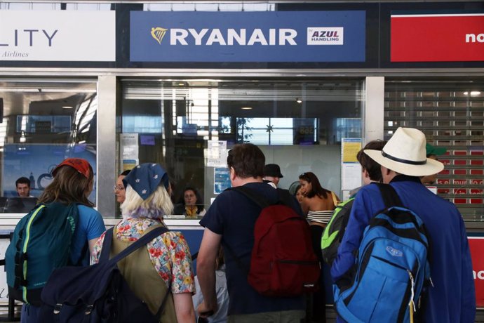 Varias personas se acercan a las ventanillas de la compañía aérea Ryanair que durante estos días los trabajadores de dicha empresa están huelga por sus condiciones laborales en el aeropuerto Costa del Sol en la capital, a 1 de julio de 2022 en Málaga (A