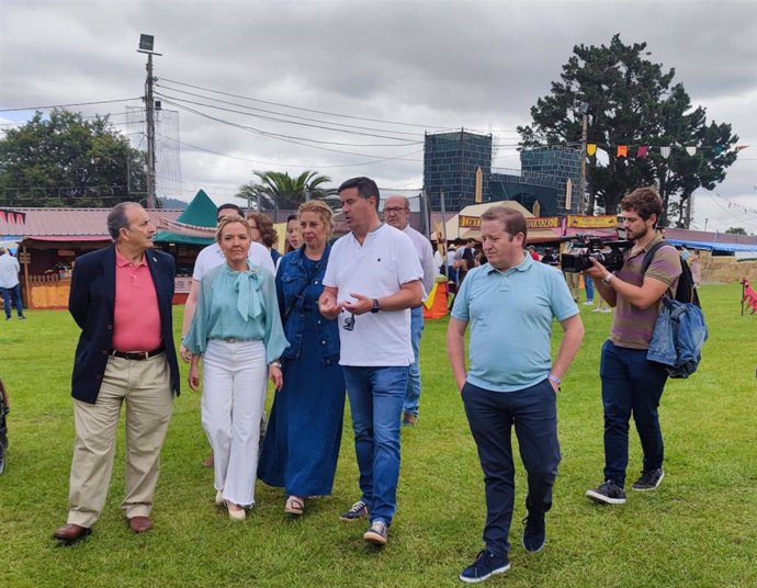 Teresa Mallada visita la Fiesta de los Exconsurados de Llanera.