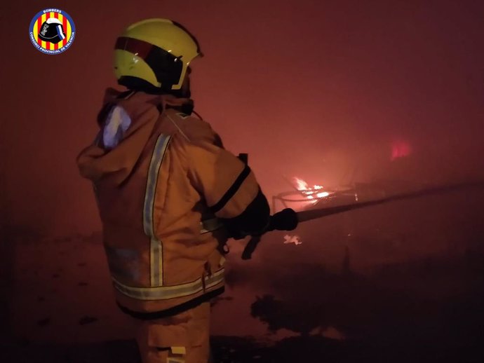 Sofocan un incendio en las instalaciones de una empresa de fabricación de lámparas en Bétera