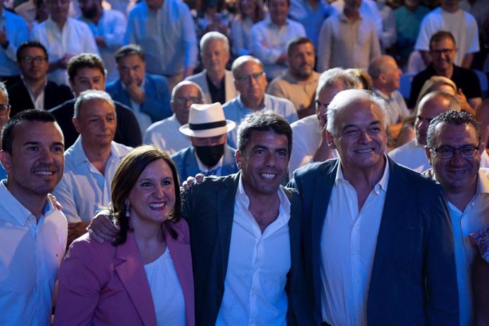 (I-D) El alcalde de Gavarda, Vicente Mompó; la secretaria general del PPCV, María José Catal; el presidente del PPCV, Carlos Mazón, y el vicesecretario Institucional del PP, Esteban González Pons, durante el acto 'Preparados para el cambio'