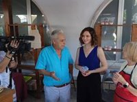 Ayuso garantiza becas a las familias más necesitadas pero también a las de renta media porque "nunca reciben nada"