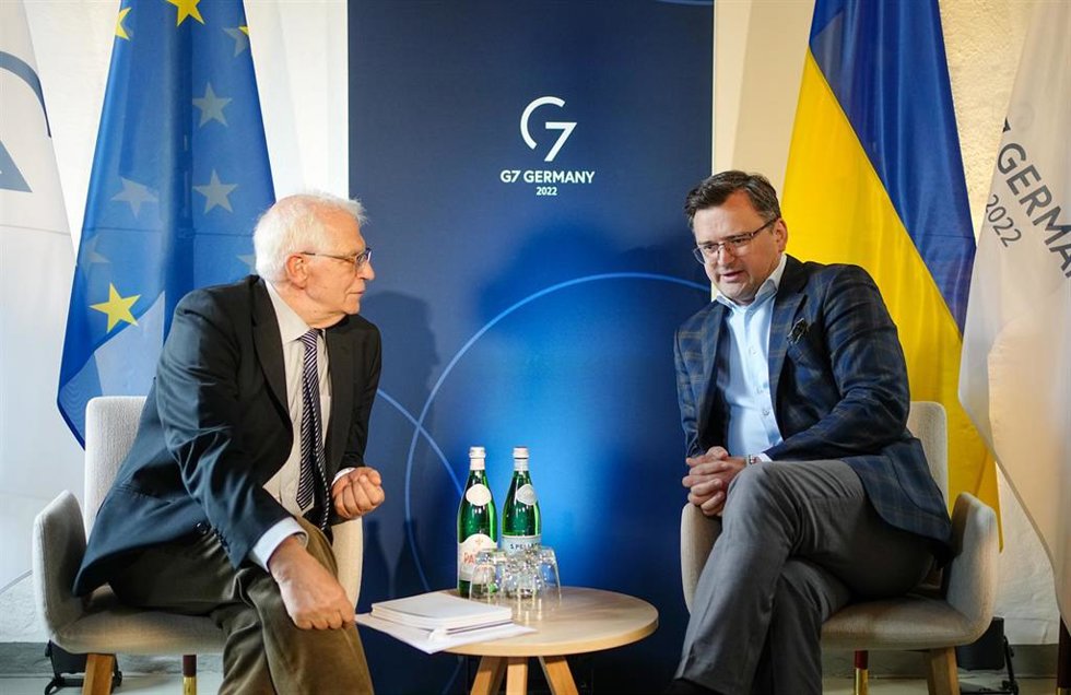 Archivo - Josep Borrell y Dmitro Kuleba en la cumbre del G7 de la semana pasada