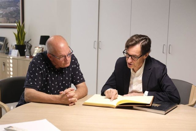 El líder del PSC al Parlament, Salvador Illa, durant la seva visita als Ajuntaments d'Ullà i l'Escala (Girona)