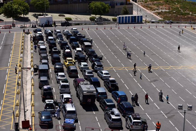 Colas de coches en la zona de embolsamiento de Loma Colmenar para pasar por la frontera de Ceuta a Marruecos en coche, a 30 de junio de 2022, en Ceuta, (España).