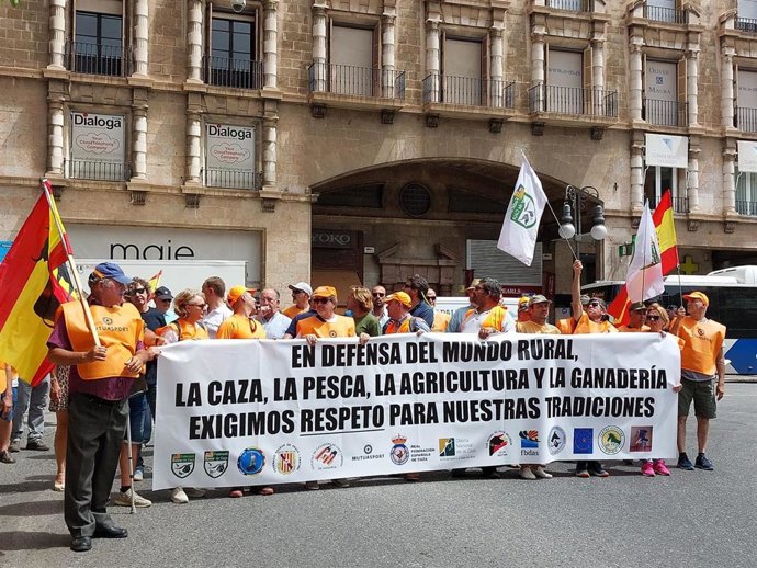 Cerca de un millar de personas protestan en Palma contra la Ley de Bienestar Animal y defienden el mundo rural