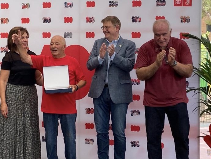 El 'president' de la Generalitat, Ximo Puig, participa en el acto de celebración del centenario de la Agrupación Local Socialista de Quart de Poblet (Valencia)