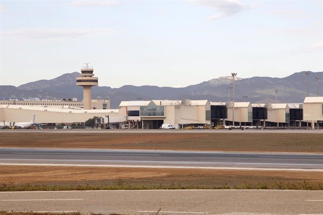 Archivo - Vista general del aeropuerto de Palma. Archivo.