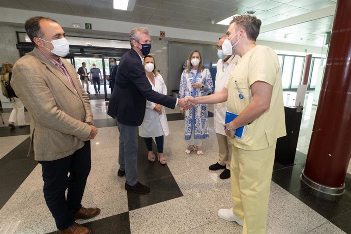 El presidente de la Xunta de Galicia, Alfonso Rueda, acompañado por el conselleiro de Sanidade, Julio García Comesaña, visita la nueva UCI do Hospital Clínico Universitario de Santiago.