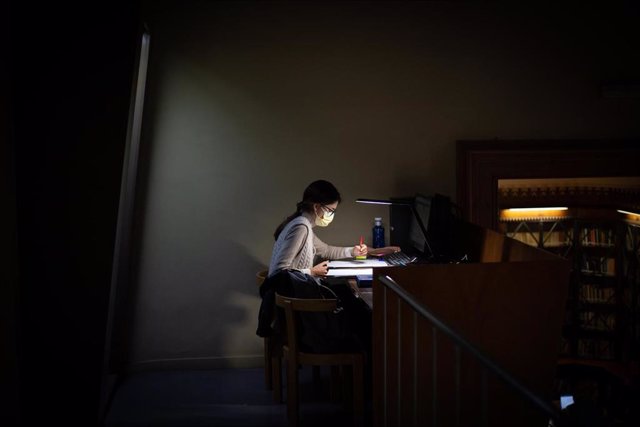 Archivo - Una joven lee en la sala de estudios 