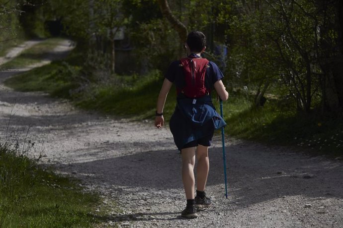 Archivo - Un peregrino realiza el Camino de Santiago.