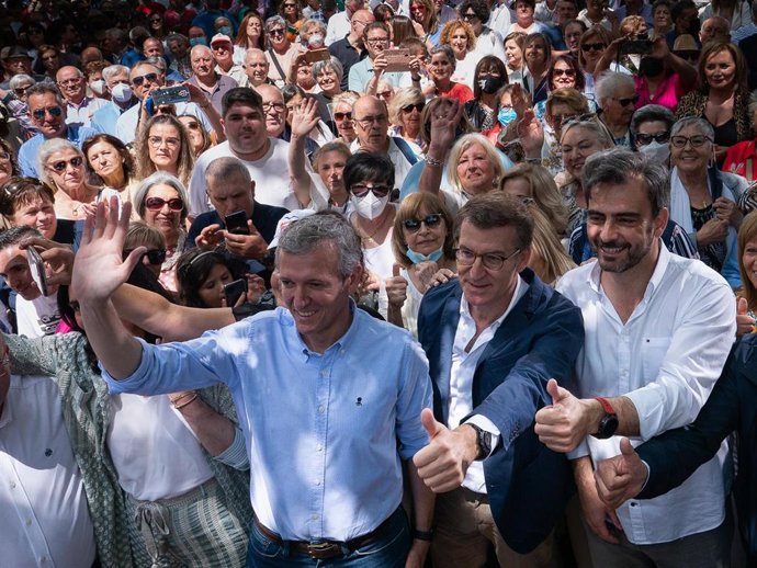 (I-D) O presidente da Xunta de Galicia, Alfonso Rueda Valenzuela; o presidente do Partido Popular (PP), Alberto Núñez Feijóo, e o vicepresidente segundo da Xunta de Galicia, Diego Calvo, saúdan aos simpatizantes durante a IV Romaría Popular,