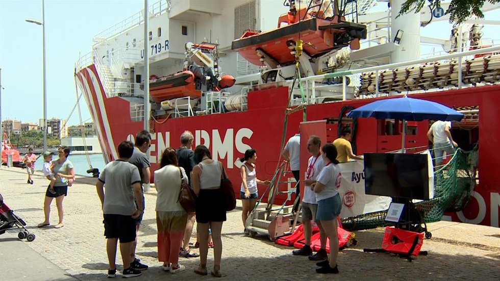 Open Arms muestra al público uno de sus barcos de rescate
