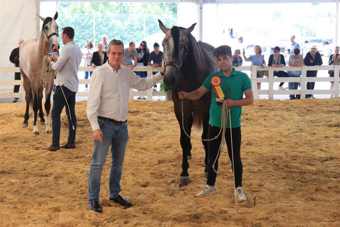 Marcelino Marcos Líndez entrega los premios del Concurso de Caballos de Tineo.
