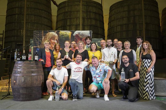 Garlardonados de los Premis Vinari als Millors Vermuts catalans 2022 junto al alcalde de Reus, Carles Pellicer