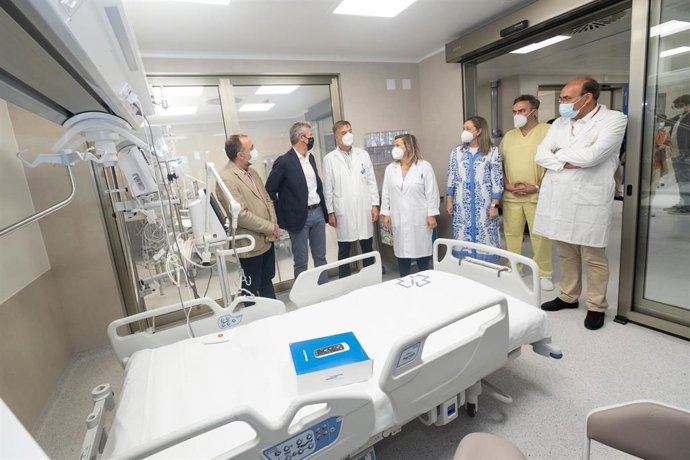 El presidente de la Xunta de Galicia, Alfonso Rueda, acompañado por el conselleiro de Sanidade, Julio García Comesaña, visita la nueva UCI del Hospital Clínico Universitario de Santiago.