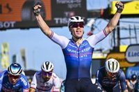 Jakobsen gana la segunda etapa al esprint y Van Aert se hace con el liderato del Tour