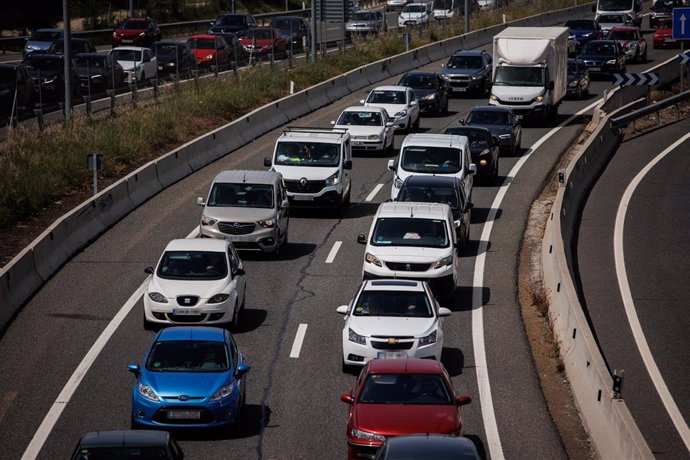 Archivo - Coches en la A-3 el día que comienza la operación salida del puente de mayo 2022, a 29 de abril de 2022, en Madrid (España). 