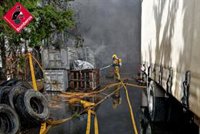 Sofocan un incendio en una nave de neumáticos abandonada en Elche que afecta parcialmente a un chalet