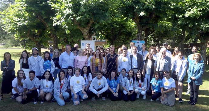 La conselleira de Política Social e Xuventude, Fabiola García, recibe a los voluntarios del programa 'Xacobeando'.