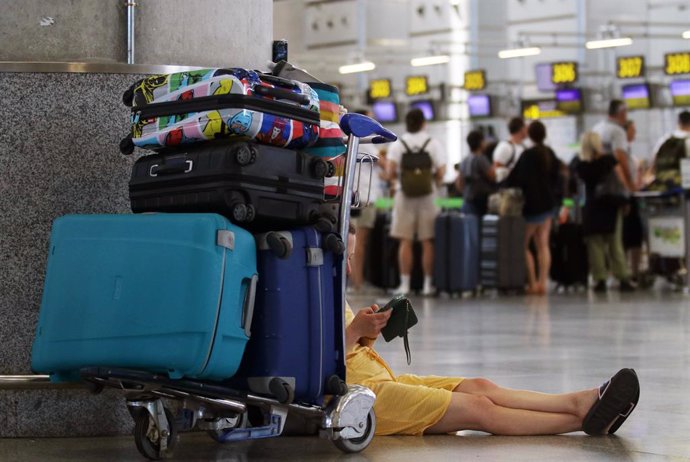 Salida masiva de cientos de pasajeros en el comienzo de la primera quincena del mes de julio a diferentes destinos internacionales desde el aeropuerto Costa del Sol de la capital, a 1 de julio de 2022 en Málaga (Andalucía, España)
