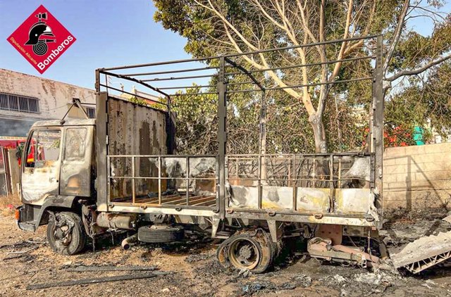 Camión calcinado en Cox