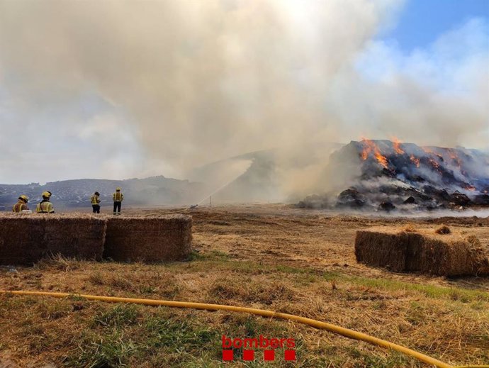 Arde un pajar de Riudellots de la Selva (Girona)