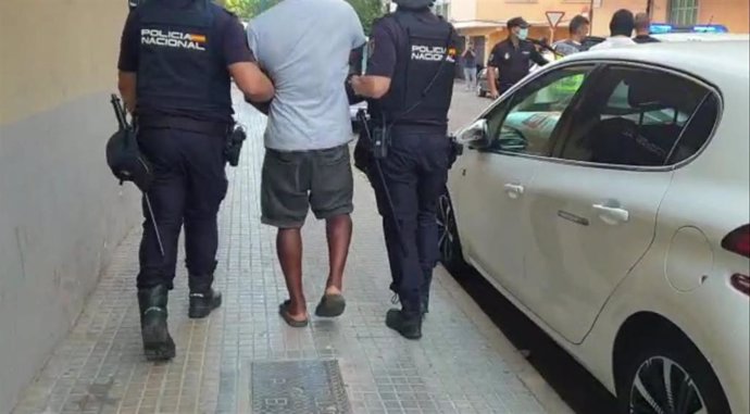 Agentes de la Policía Nacional con los detenidos.