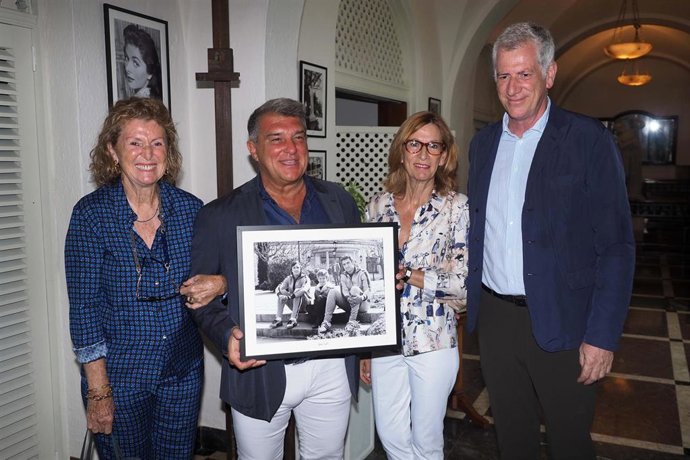 Joan Laporta junto a Julia, Virginia y Josep Ensesa, del hotel La Gavina