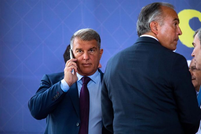 El presidente del FC Barcelona, Joan Laporta (i), a su llegada a la 35 Cena Anual de Pimec, en el Camp Nou, a 27 de junio de 2022, en Barcelona, Catalunya (España). Esta cena se celebra dentro de los conocidos como Premios Pymes de Pimec, que distingue