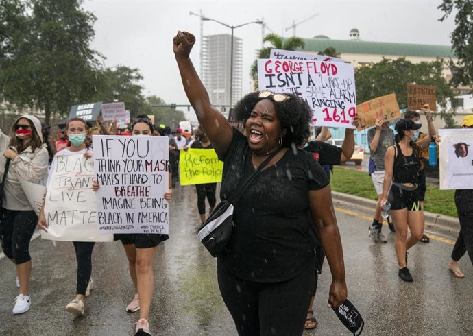 Archivo - Manifestantes durante una marcha con motivo del Juneteenth en EEUU.