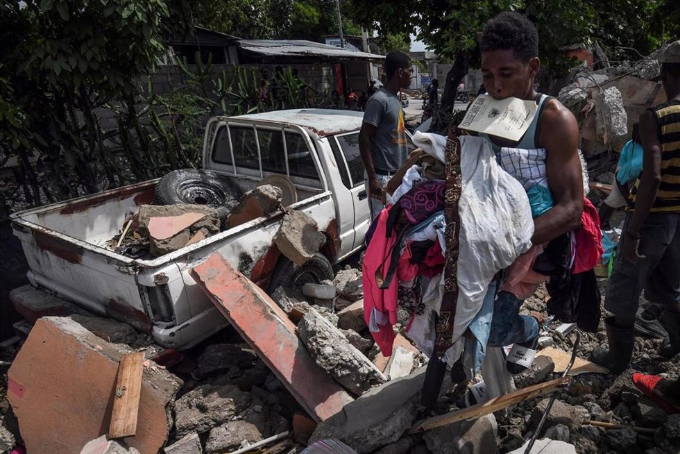 Archivo - Imagen de archivo que muestra personas en Haití tras los daños de un terremoto.
