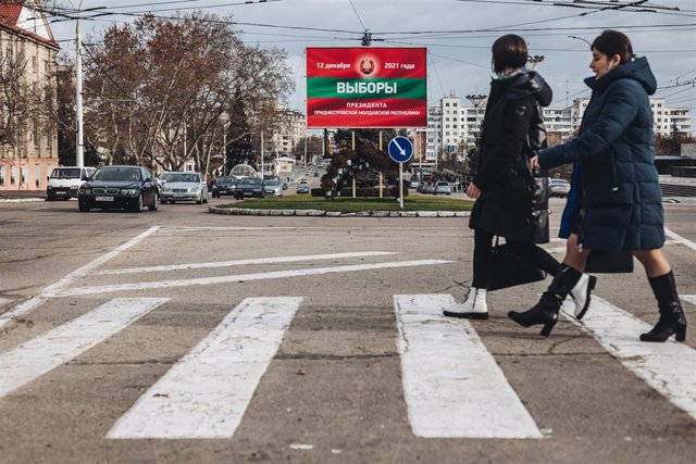 Archivo - Unas mujeres paean por Tiráspol, Transnistria