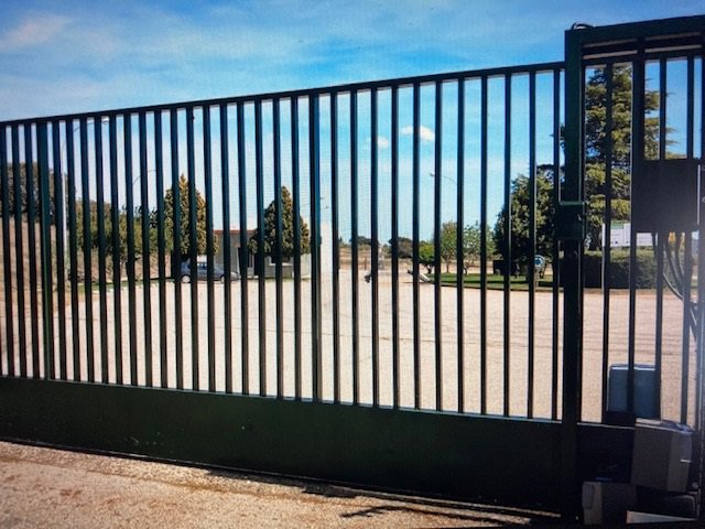 Puerta de entrada al punto limpio de la EX-108 en Plasencia.