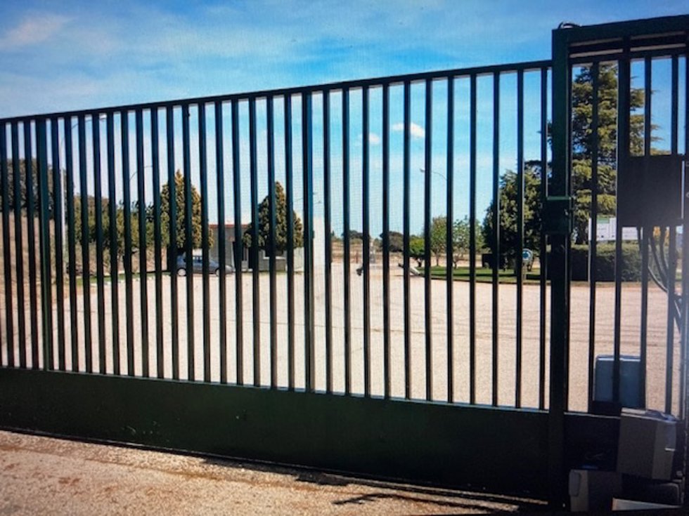 Puerta de entrada al punto limpio de la EX-108 en Plasencia.