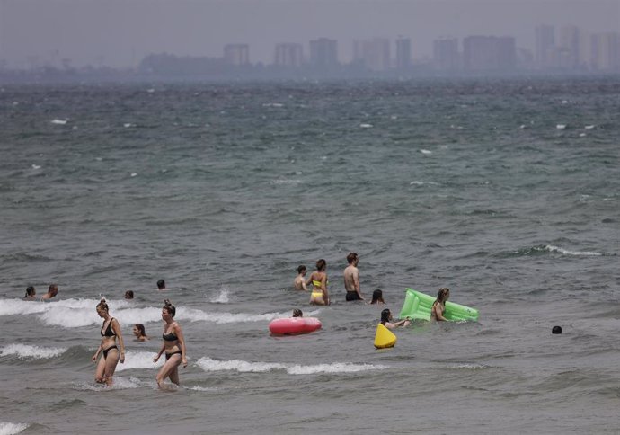 Archivo - Bañistas en la Playa de la Malvarrosa, a 12 de julio de 2021, en Valencia, Comunidad Valenciana (España).