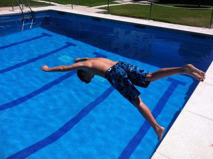 Archivo - Recursos de gente en una piscina olímpica