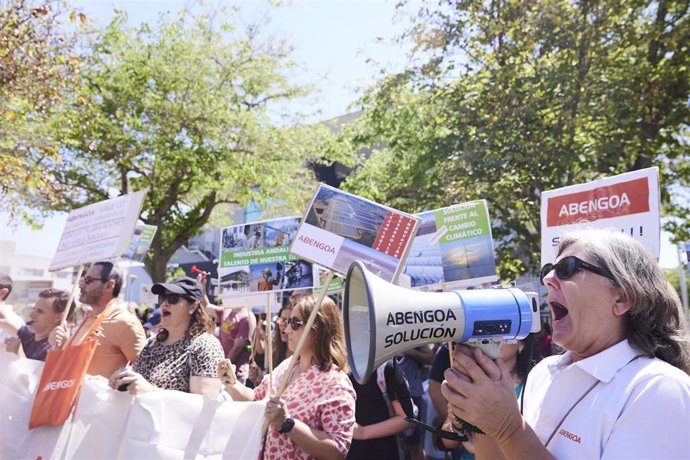 Una señora con un megáfono durante la concentración de los trabajadores de Abengoa en la consejería de Economía, a 30 de junio de 2022 en Sevilla (Andalucía, España)