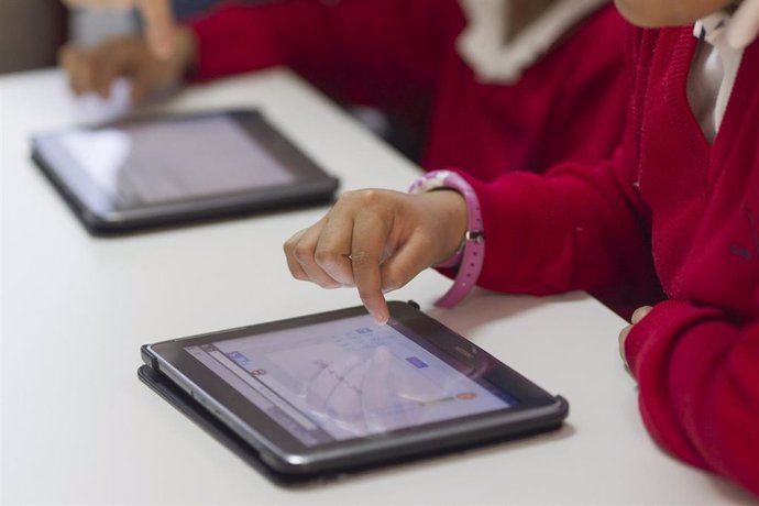 Archivo - Alumnos con una tablet en un colegio de Madrid