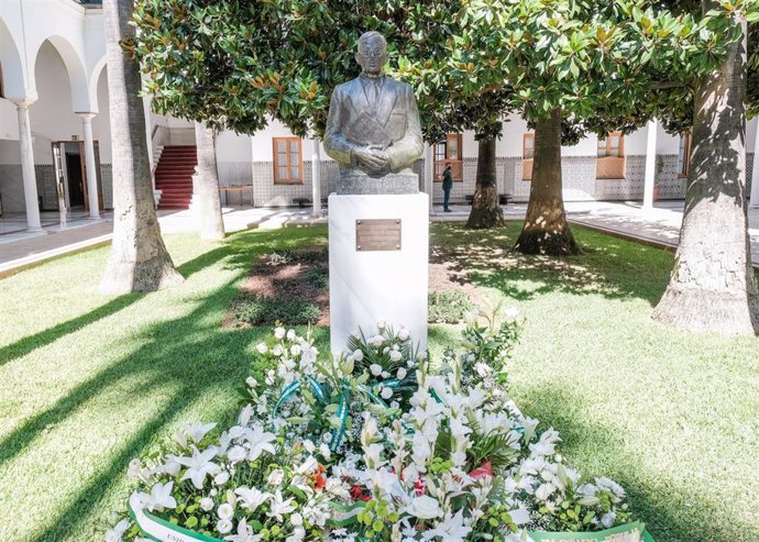 Archivo - El busto de Blas Infante situado en el Patio del Recibimiento del Parlamento de Andalucía, tras recibir una ofrenda floral de instituciones y grupos parlamentarios en recuerdo del aniversario de su nacimiento.