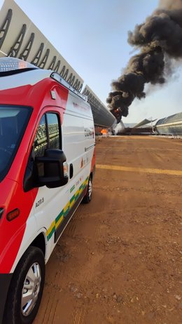 Una ambulancia de Cruz Roja Extremadura en la planta termosolar incendiada en Talarrubias (Badajoz).