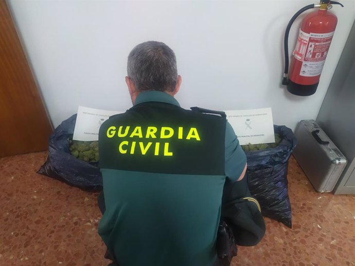 Agente de la Guardia Civil con la droga incautada